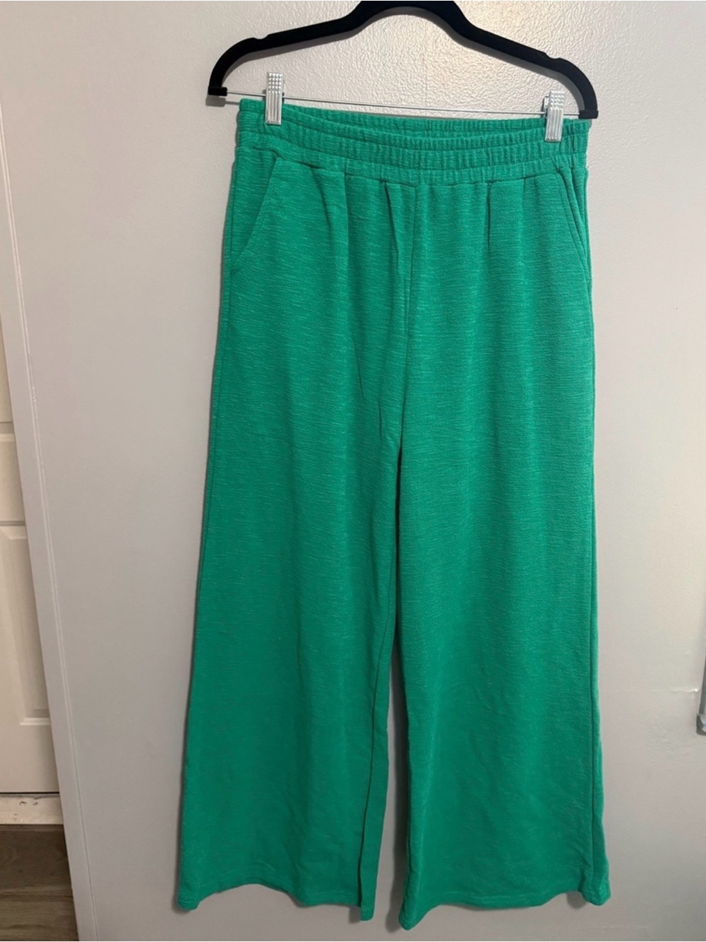 Women’s Green Wide-Leg Lounge Pants & Crop Top Set - Picture 3 of 6